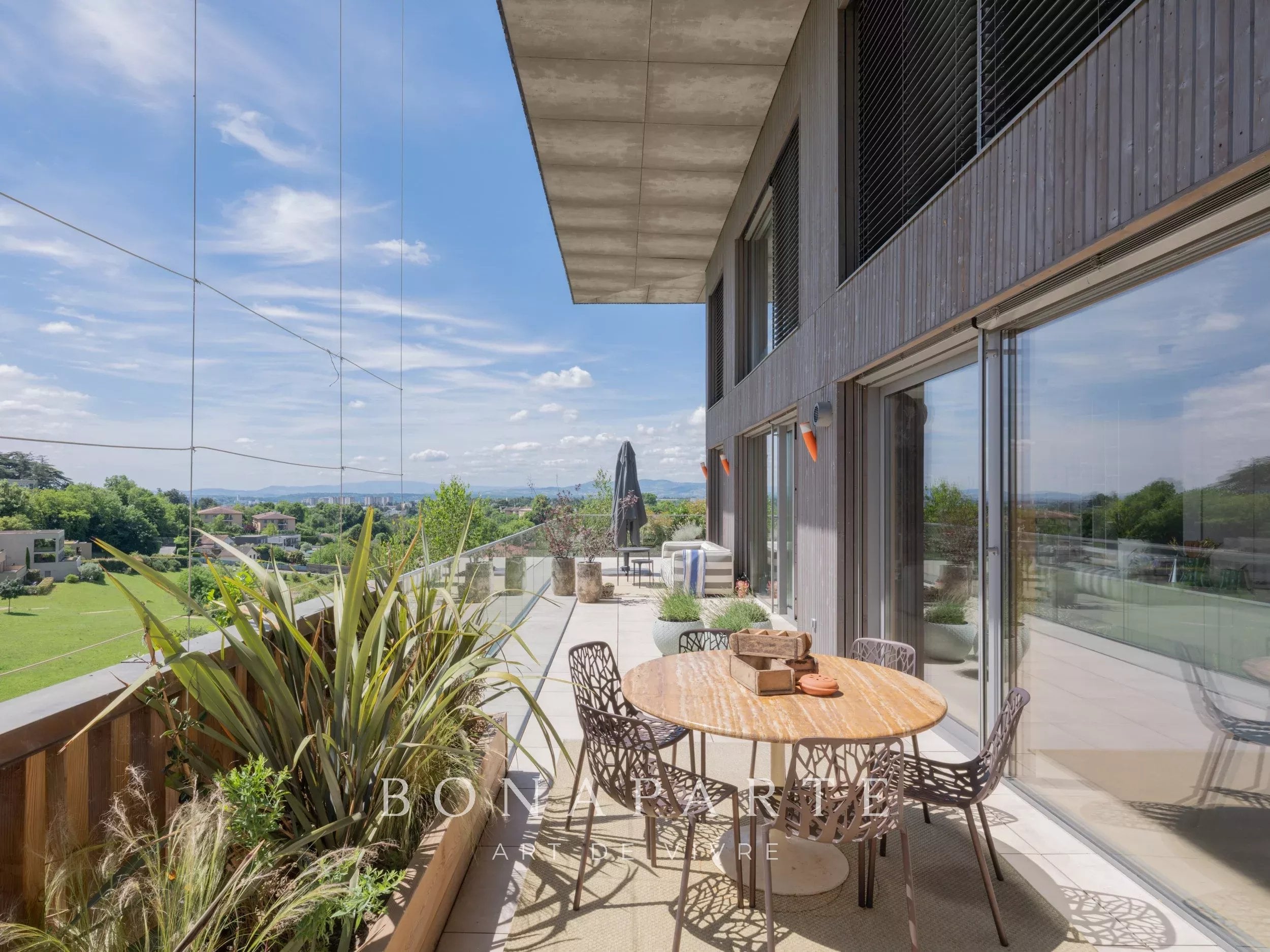 SAINT-DIDIER-AU-MONT-D’OR, VILLAGE, CONTEMPORARY VILLA, SWIMMING POOL, VIEW — LAND TO BUILD ON OF 1,000 M², POTENTIAL PROJECT OF 200 M²