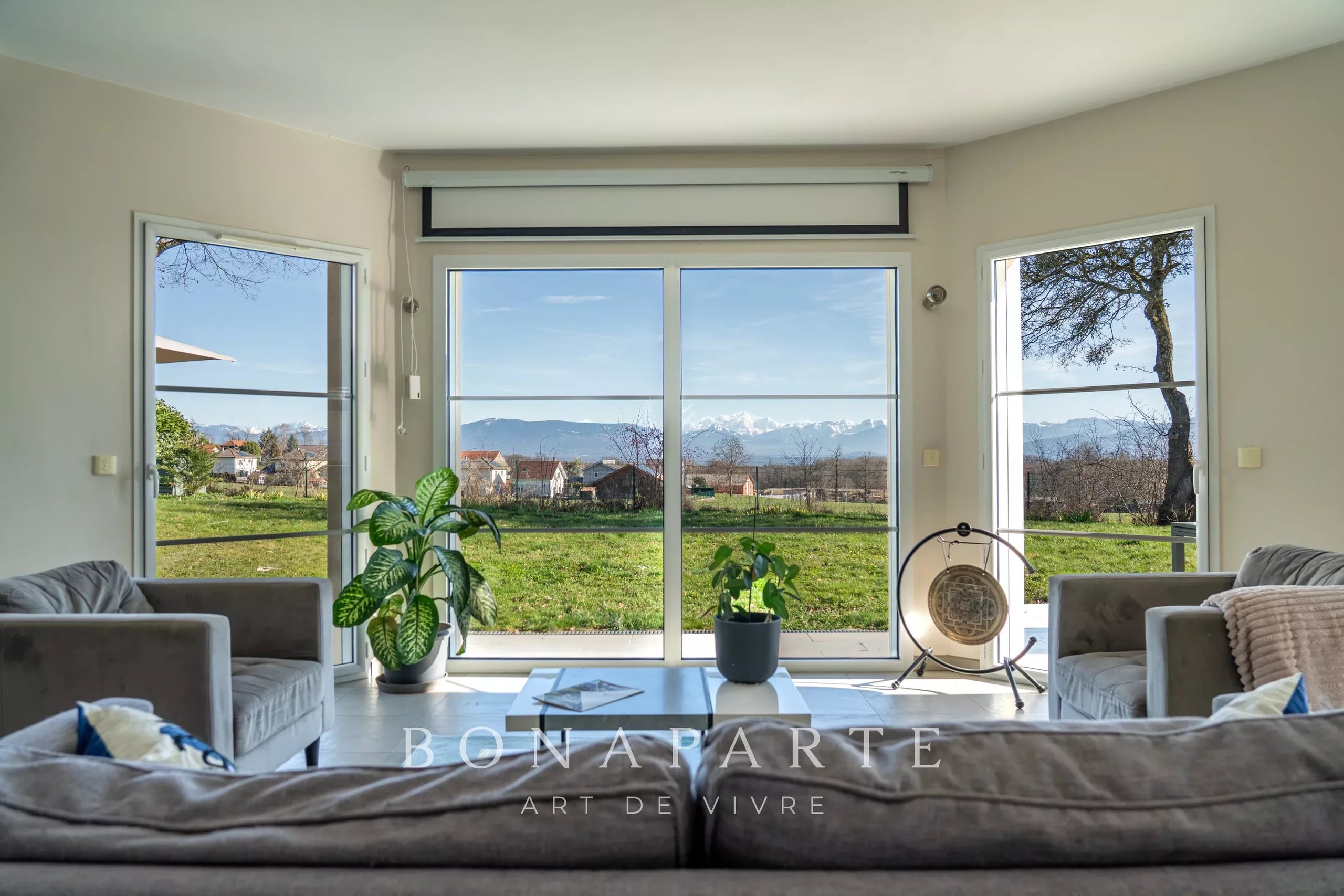 CESSY - P6 HOUSE OF 242 M² - MOUNT-BLANC VIEW - INDEPENDENT APARTMENT