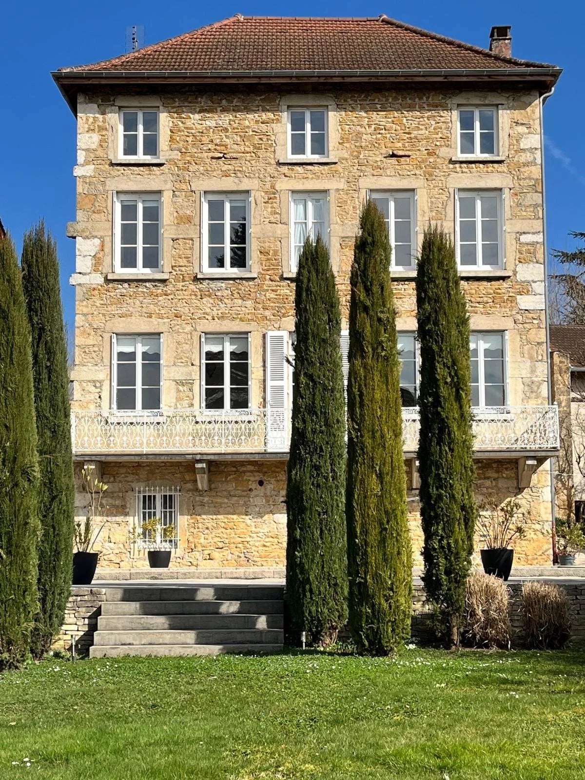 JUJURIEUX - MANOR HOUSE WITH SWIMMING POOL AND PÉTANQUE COURT