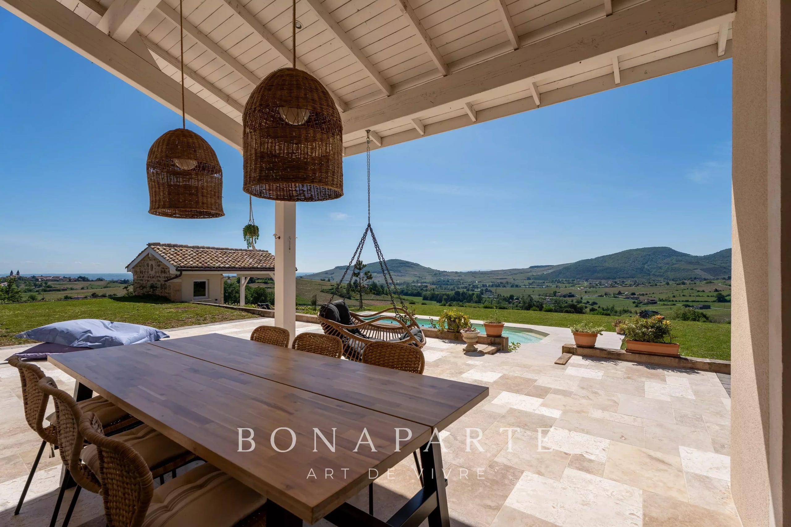 BEAUJOLAIS / IN THE HEART OF THE VINEYARDS - EXCEPTIONAL VILLA - 7 BEDROOMS - LUXURY RENOVATION - PANORAMIC VIEW